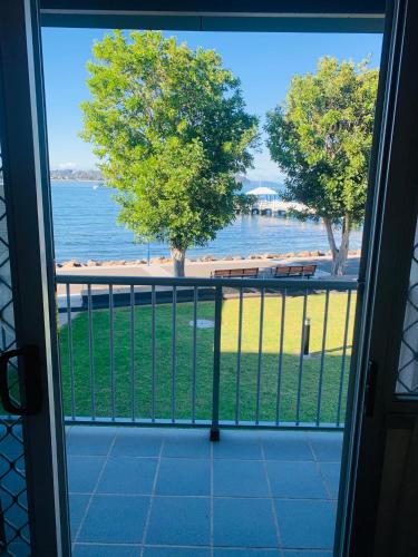 佐巴海濱汽車旅館 (Zorba Waterfront Motel) in 巴特曼斯灣