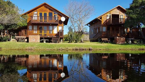 A szálláshely kívülről, Pirates Creek Self-Catering Chalets in Wilderness Vízpart
