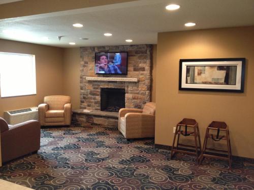 Shared lounge/TV area, Cobblestone Hotel & Suites - Newton in Newton (IL)