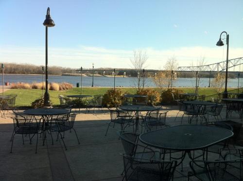 餐廳, 格蘭德港口度假村 (Grand Harbor Resort) in 杜布克 (IA)