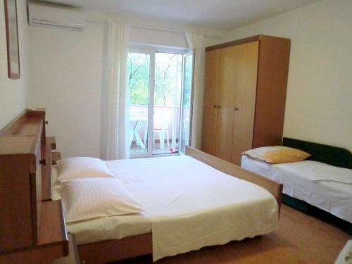 Apartments and rooms with parking space Banjol, Rab - 5021
