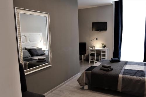 Deluxe Double Room with Balcony image 9