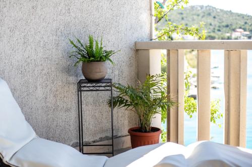 Studio Apartment with Sea View image 9