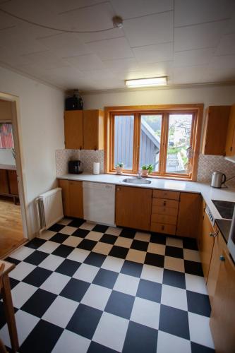 3 storey, 5 bedroom, 3 bathroom house in the center of Tórshavn, Tórshavn (foto 8)