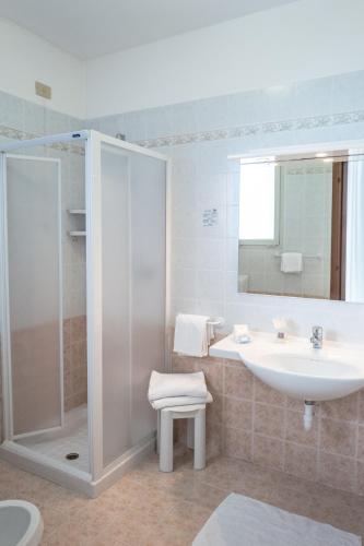 Double or Twin Room image 4