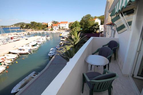 Apartments by the sea Preko Ugljan - 3489 