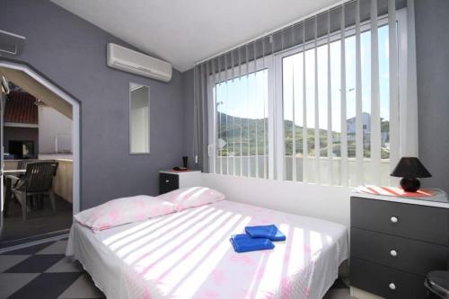 Apartments with a parking space Hvar - 8810