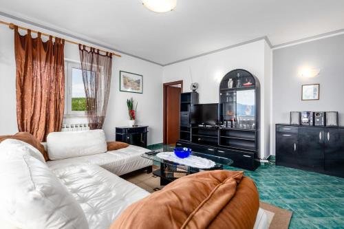 Two-Bedroom Apartment with Balcony and Sea View image 2