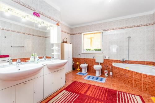 Apartment with Terrace and Sea View image 2