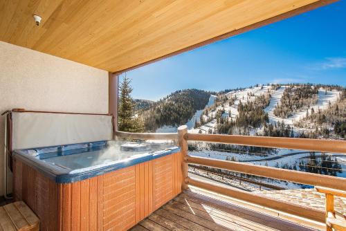 Luxury Room w/Hot Tub Two Queens Mountain Views