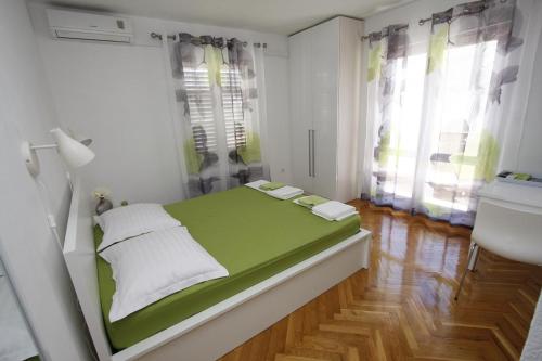 Apartments by the sea Makarska - 15840