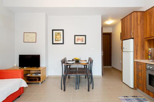 Shared lounge/TV area, Nikos House in Itanos