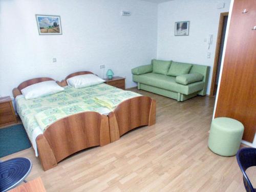 Rooms with a parking space Rovinj - 3010