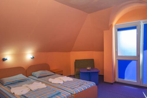 4 twin beds