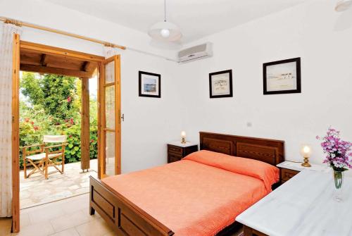  Ano Rigklia Villa Sleeps 4 Pool Air Con T801665 in Áno Rínglia