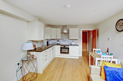 Church suite, Stow-on-the-Wold, Sleeps 4, town location
