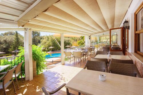 مطعم, Hotel Playa Mondrago in كالا سانتانيي