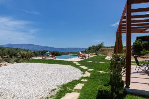 Agarathos Traditional Rooms with Pool