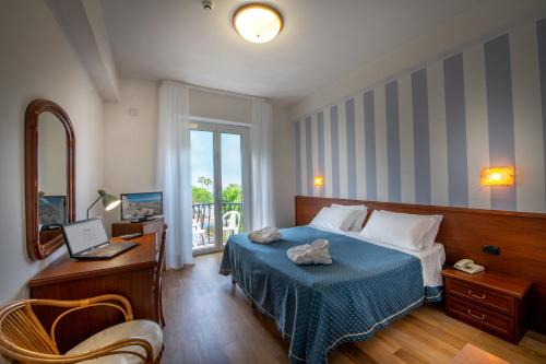 Standard Double or Twin Room image 7