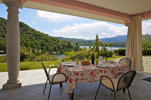 Two-Bedroom Apartment with Terrace and Lake View