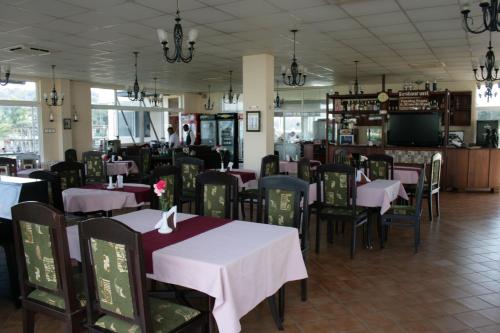 Restaurant, Ryans Bay Hotel in Mwanza
