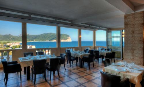 Restaurant, Castellamare Residence in Lucice