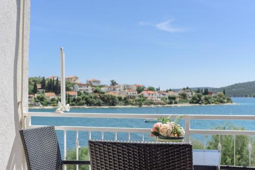  Apartments Ana Bilota in Seget Vranjica