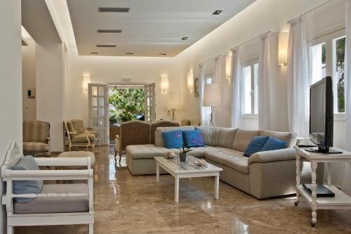 Kamari Hotel - image 9