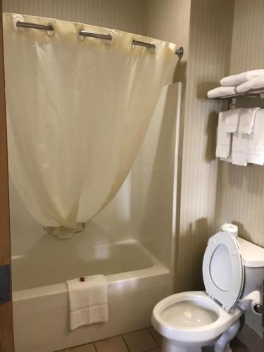 Super 8 by Wyndham Harrisburg Hershey North - image 36