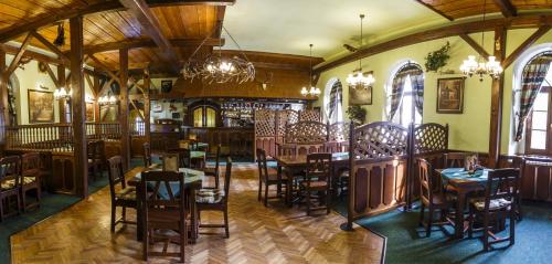 Ресторант, Chaty u Loveckého zámečku (Chaty u Loveckeho zamecku) in Бухловице