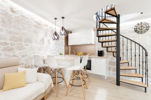 House RokaStone, Split