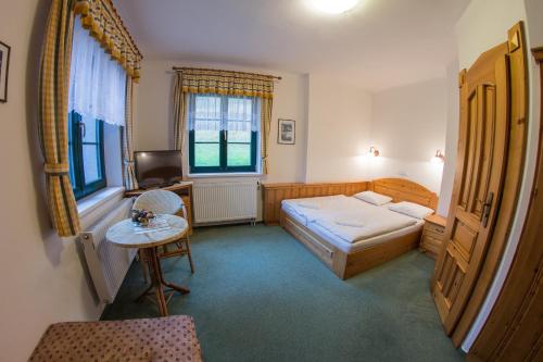 1 queen bed, 1 sofa bed