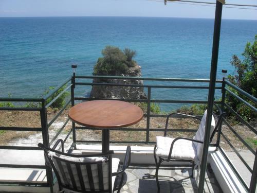 Kamari Guesthouse