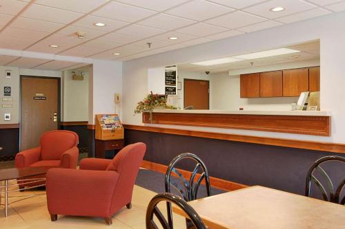 Super 8 by Wyndham Manchester Airport in Manchester, USA