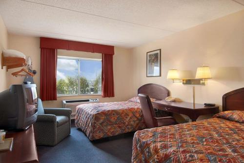 Super 8 by Wyndham Manchester Airport in Manchester, USA