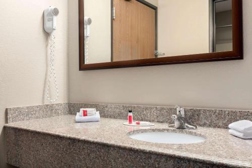 Super 8 by Wyndham Hanover in Hanover, USA