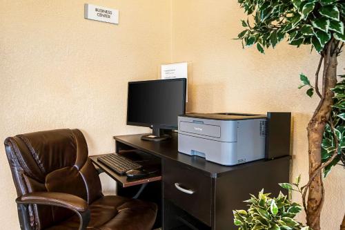 Rodeway Inn Metro Airport - image 3