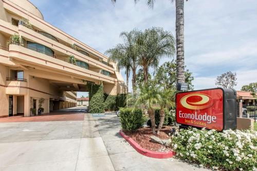 . Econo Lodge Inn & Suites Riverside - Corona