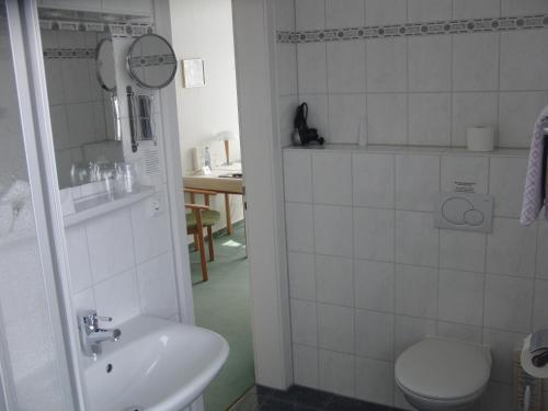 Gastehaus Spieker Set in a prime location of Horn-Bad Meinberg, Gästehaus Spieker puts everything the city has to offer just outside your doorstep. The property features a wide range of facilities to make your stay a 