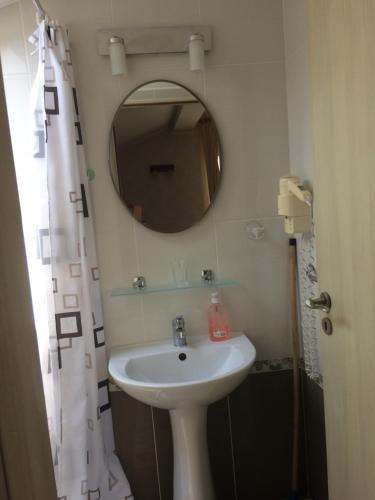 Quadruple Room with Bathroom image 2
