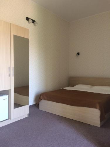 Standard Double Room image 6