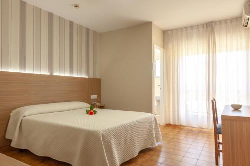 Double or Twin Room image 5