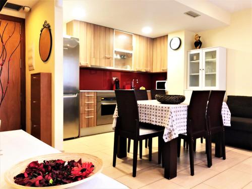 Lloret Beach Apartments - image 5
