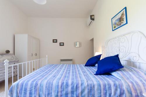 1 queen bed, 1 sofa bed