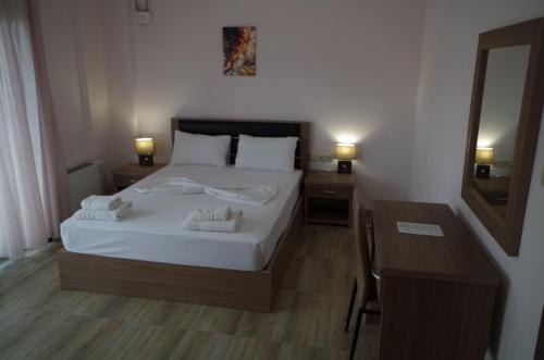 1 queen bed, 1 twin bed, 2 sofa beds
