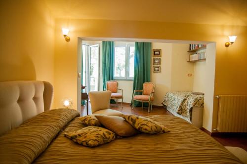 1 queen bed, 3 twin beds