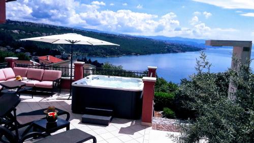 Three-Bedroom Apartment with Terrace and Sea View room in Apartments Villa Marid