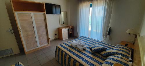 4 twin beds