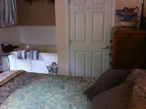 Emerald Necklace Inn Bed and Breakfast – Fairview Park, OH