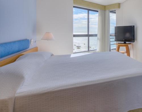 1 double bed, 2 twin beds